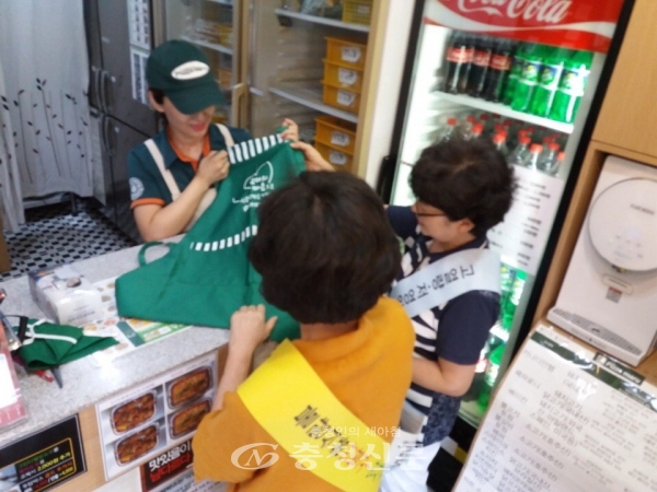 5일 대전 중구가 초등학교 인근 61개 업소에 앞치마, 위생모, 위생마스크를 착용하고 음식 조리를 당부하는 캠페인을 벌이고 있다.