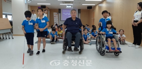 5일 대전 중구가 보건지소에서 중앙유치원 아동 50명을 대상으로 첫 번째 어린이 장애발생 예방 교육을 했다. 사진은 참가 어린이들이 장애체험을 하고 있다.
