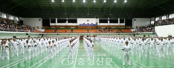 지난달 31일 해군교육사령부 대강당에서 해군부사관후보생 260기 임관식이 거행되고 있다.(사진=대덕대 제공)