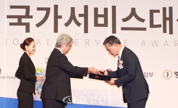 박영순 정무부시장이 6일 산업정책연구원의 ‘2018년도 국가서비스 대상’을 수상하고 있다.