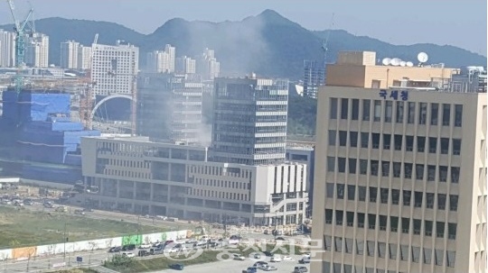 9일 오전 10시 30분께 세종시 나성동 어반아트리움 상가 건축현장에서 화재가 발생했다.(사진=이용민 기자)