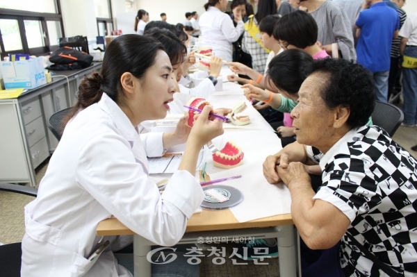 지난 7일 대전 중구가 국민건강보험공단 중부지사, 지역장애인보건의료센터, 국민체력인증센터와 함께 대전보건대학교에서 장애인 토탈헬스케어 서비스를 하고 있다.