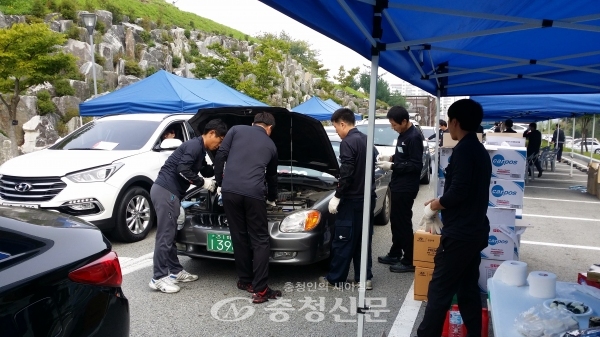 대전 동구가 오는 16일 오전 9시부터 오후 4시까지 구청 지상주차장에서 추석맞이 자동차 무상점검을 한다. 사진은 지난해 추석 명절에 자동차 무상점검을 하고 있다.