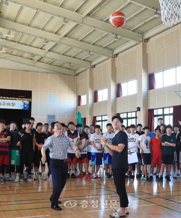 지난 8일 대전 서구가 대전제일고등학교 다목적체육관에서 제9회 청소년 길거리 농구대회를 열었다. 사진은 장종태 서구청장이 시투를 하고 있다.