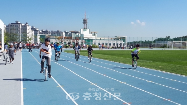 선수들이 전국 최초로 도입된 외발자전거 종목에서 레이싱을 하고 있다.