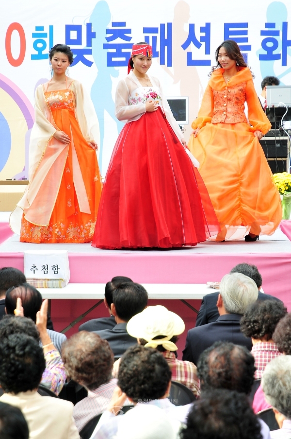 지난해 중촌동 패션거리 축제에서 패션쇼를 하고 있다.