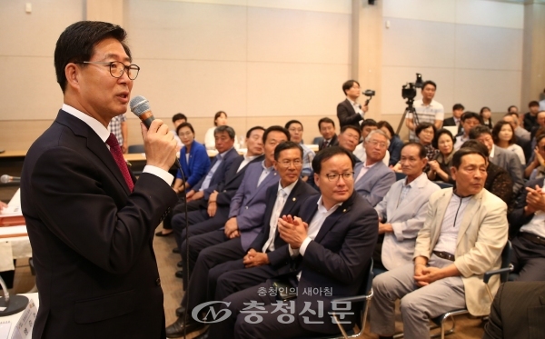 양승조 충남지사가 11일 서천군청 소강당에서 도민과의 대화를 나누고 있다.