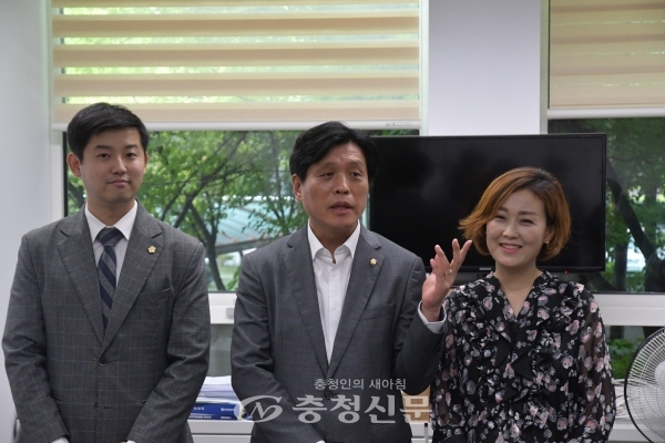 조승래 더불어민주당 대전시당위원장(가운데)이 11일 대전시의회 기자실을 이삼남(오른쪽)·강화평 대변인과 함께 방문해 기자들과 대화를 하고 있다.