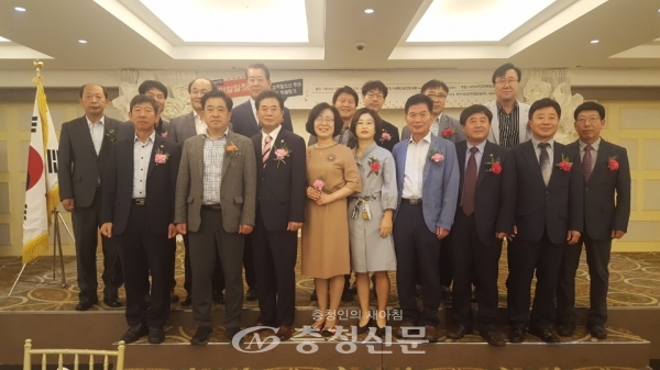 제천시학교학부모연합회가 일일찻집 개최 후 기념촬영을 했다.