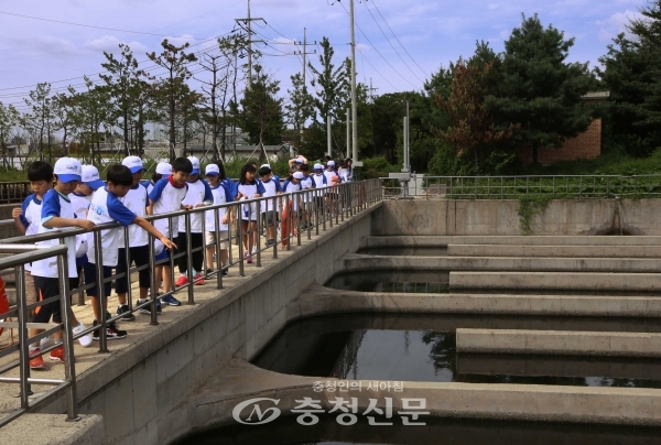 11일 오비맥주가 진행한 ‘물 체험 투어’에 참여한 수원 능실초등학교 학생들이 서울하수도과학관에서 하수 처리 과정을 탐방하고 있다.(사진제공=오비맥주)