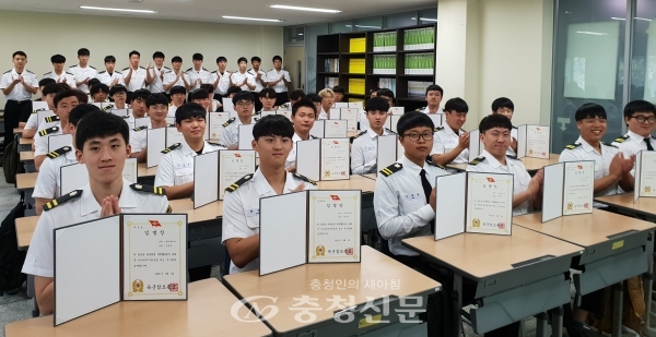 대덕대 전투부사관과 학생들이 12일 육군본부로부터 2018년 군장학생 임명장을 수여 받았다.(사진=대덕대 제공)