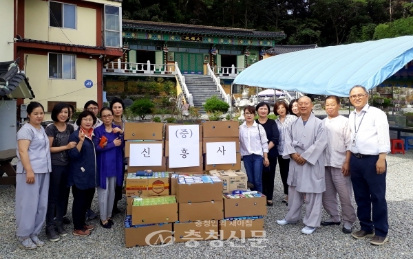 지난 12일 신흥사 혜만스님과 신도들이 원신흥동에 치약, 비누 등 생필품 3000개를 기탁하고 있다.