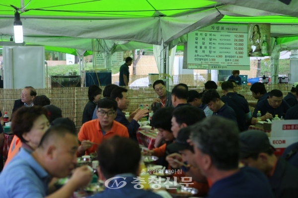 천안시의원들이 흥타령춤축제가 열리고 있는 천안삼거리공원에서 동남구 환경미화원들과 아침식사