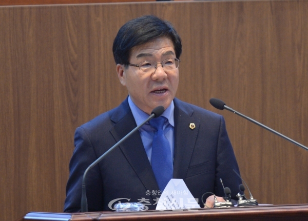 김한태 의원이 제306회 임시회 1차 본회의 5분 발언을 통해 인구 고령화에 따른 충남도의 허술한 장기요양원 정책을 지적하고 있다.
