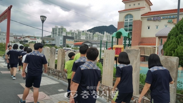 대전 대덕구가 오는 10월까지 여는 문화탐방교실에 참여한 학생들이 회덕동 비석거리를 둘러보고 있다.
