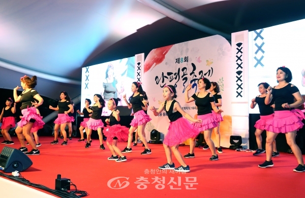 지난 14일 유성구 관평동이 동화울수변공원에서 제8회 관평골마을축제를 열었다. 사진은 '엄마와 함께하는 방송댄스'를 하고 있다.