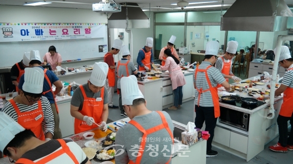 지난 15일 유성구 어린이급식관리지원센터가 충남대학교에서 등록급식소 학부모 아버지 대상으로 아이와 함께 먹을 수 있는 당 저감화 요리교실을 하고 있다.