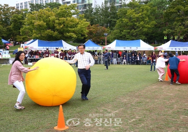 지난 15일 송강근린공원에서 열린 제13회 구즉한마당축제에서 정용래 유성구청장(사진 가운데)이 주민들과 함께 지구공굴리기를 하고 있다.