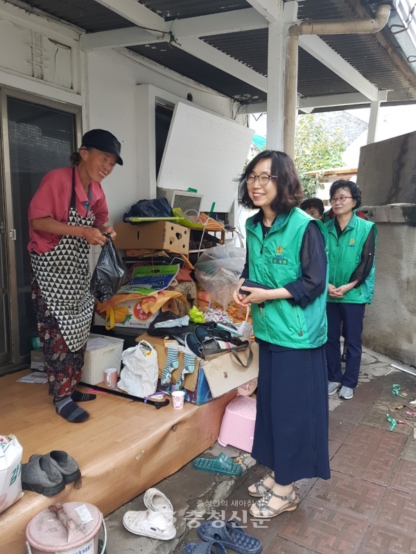 지난 14일 중구 유천2동새마을부녀회 회원들이 어려운 이웃에게 밑반찬을 만들어 전달하고 있다.