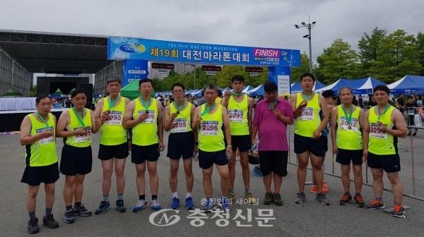 지난 15일 제19회 대전마라톤대회에 참가한 마중물 회원 11명이 완주메달을 받고 기념 사진을 찍고 있다.