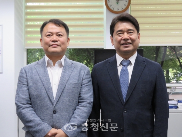 육동일 자유한국당 대전시당 시당위원장(오른쪽)과 이활 사무처장이 17일 대전시의회 기자실을 찾아 기자들과 인사하고 있다.