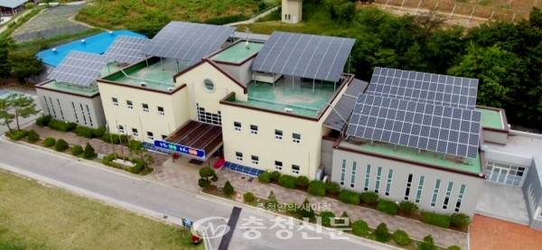 융복합지원 공모에 선정돼 제천농업기술센터에 에너지 절감을 위한 태양광이 설치됐다.