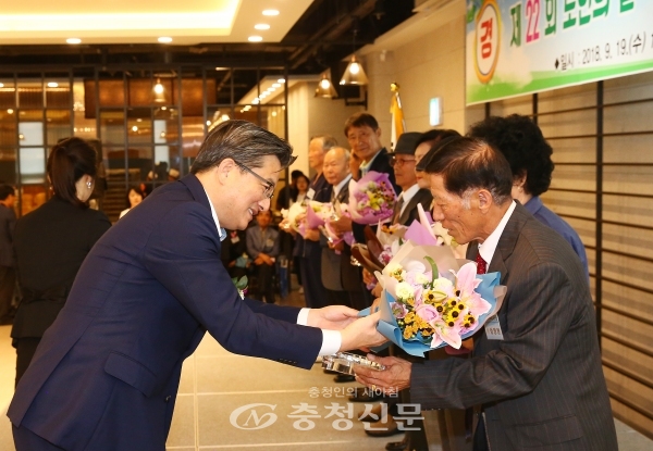 19일 대전 유성구가 원신흥동 라도무스에서 제22회 노인의 날 행사를 하고 있다.