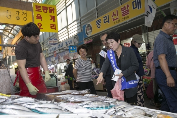 지난 18일 박정현 대덕구청장이 중리전통시장에서 전통시장 장보기를 하고 있다.