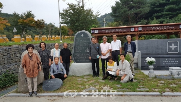 보령시는 서짓골 성지에 지난 19일 일본 나가사키현에서 문화재 관리 총책임자이자, NPO(제3영역의 비영리단체) 세계유산기록위원인 노부토시 사카이 씨가 시모사코 신부와 함께 성지순례를 가졌다.
