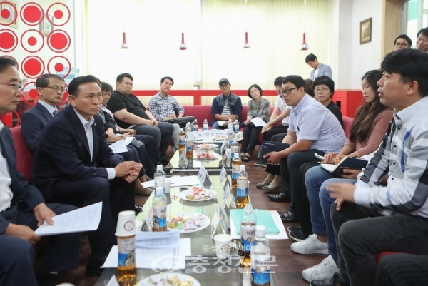 구본영 천안시장이 지난 19일 충남테크노파크 내 1인 창조기업 비즈니스센터에 방문해 기업인들의 애로사항을 청취하고 있다.