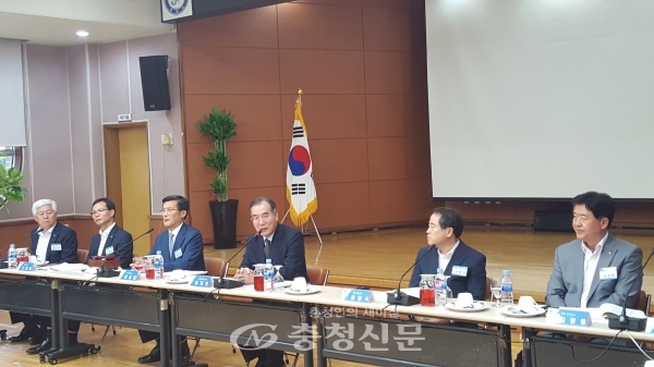 축사하는 이개호 장관(왼쪽에서 네 번쩨). 사진=김정기 기자