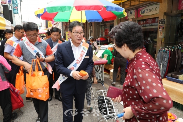19일 영동군은 박세복 군수를 비롯해 군청 경제과 외 10개 부서 직원, 영동·중앙로타리클럽 회원, 한국여성소비자연합회 영동군지부 회원 등 50명이 참여해 전통시장 이용권장 캠페인을 전개했다.