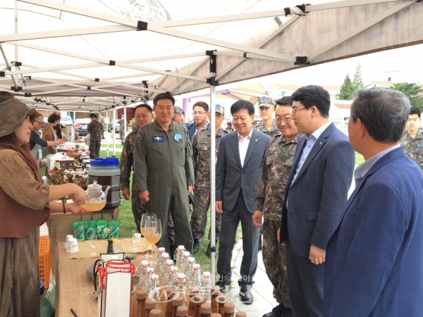 서산시가 지난 19일 공군 제20전투비행단에서 추석맞이 직거래 행사를 개최했다.