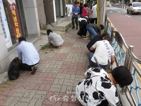 19일 중구 산성동주민센터가 주민 100여 명과 함께 추석 명절을 앞두고 고향을 찾는 귀성객에게 깨끗한 도시 이미지를 위해 대청소를 하고 있다.