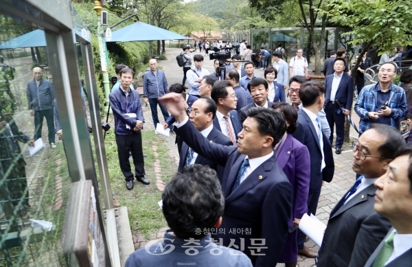 20일 대전 오월드에서 대전시의회 의원들이 안전 관리 실태를 점검하고 있다. (사진=시의회 제공)