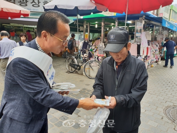 20일 대전중앙시장에서 한국농어촌공사 충남지역본부 직원이 시민들에게 농지연금 관련 전단을 나눠주고 있다. (사진=충남본부 제공)