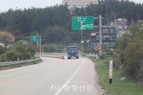 지방도634호선 충남 서산시 팔봉면 어송리 솔감저수지 앞 도로에서 덤프트럭이 역주행을 하고 있다. (사진= 류지일 기자)