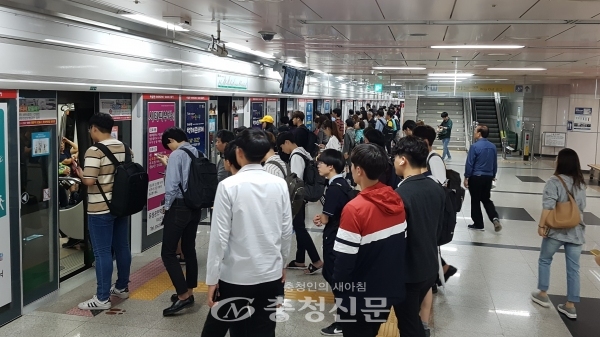 대전도시철도공사는 추석 연휴 귀성객과 성묘객을 위한 특별 수송 대책을 마련했다. 사진은 유성온천역 모습.