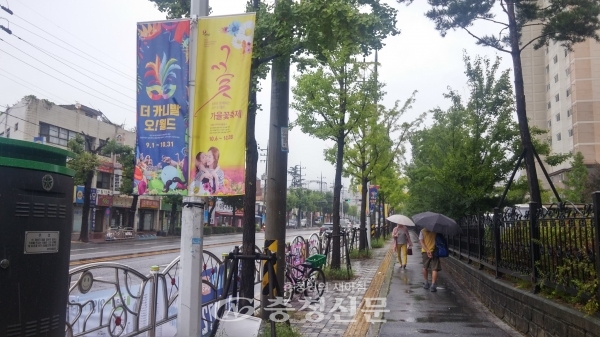 대전 동구가 오는 10월부터 불법 가로등 현수기 사전 차단에 나선다. 사진은 가로등 현수기.