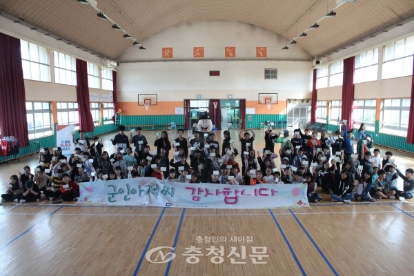28일  대전충남지방병무청이 중리초등학교에서 군 장병 감사편지 보내기 캠페인을 했다. 사진은 현장에서 쓴 감사편지를 학생들이 들어 보이고 있다.