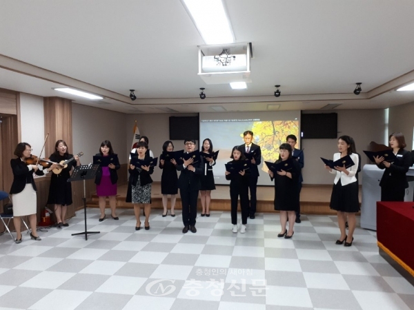대전동부교육지원청은 1일 3층 대회의실에서 전 직원이 참석한 가운데 월례조회 중 작은 음악회를 열었다.(사진=대전교육청 제공)