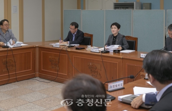 지난 2일 박정현 대덕구청장이 구청 중회의실에서 10월 구정전략회의를 주재하고 있다.