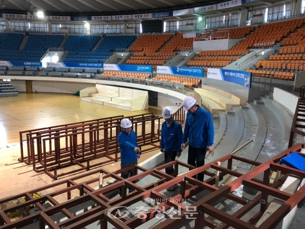 프로배구 개막에 대비해 충무체육관 안전점검을 하는 대전전시설관리공단 직원들.