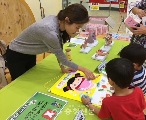 5일 충남대학교병원 대전지역암센터가 대전어린이회관에서 소아·청소년 암 예방 홍보를 위한 '키즈리본(Kids ribbon) 캠페인' 주간 행사를 하고 있다.