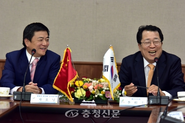 제천시를 방문한 중국 옌창시 자오닝 조사연구원과 이상천(오른쪽)제천시장이 환영식에서 담소를 나누며 환하게 웃고 있다.