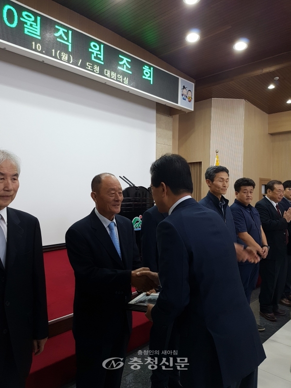 충주 대소원면 박종인(70)씨가 지난 1일, 충북도청 대회의실에서 자랑스러운 모범도민 표창을 수상했다.