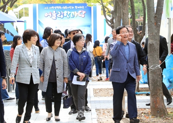9일 대전 서구가 보라매공원에서 대학생행복나눔봉사단과 함께 어울림한마당 행사를 개최했다. 사진은 장종태 서구청장(사진 오른쪽)이 행사장을 둘러보고 있다.