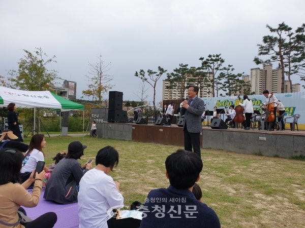 9일 대전 유성구가 작은내수변공원에서 배움사랑방 성과공유회를 개최했다. 사진은 정용래 유성구청장이 인삿말을 하고 있다.