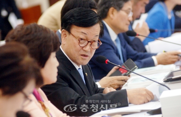 윤일규 의원(더불어민주당, 천안병)이 국회 보건복지위원회에서 열린 국정감사에서 질의를 하고 있다.