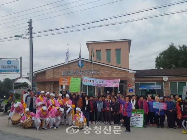 삽교읍 보성보건진료소 마을 건강걷기 행사 모습.